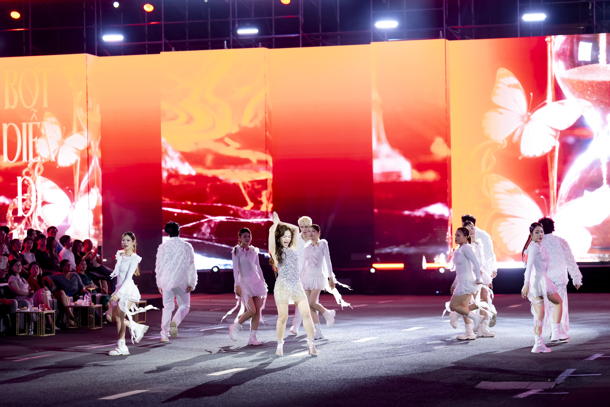 Những khoảnh khắc ấn tượng tại lễ trao giải Better Choice Awards 2025: Bữa tiệc thị giác đầy màu sắc của nghệ thuật và công nghệ- Ảnh 16. Những khoảnh khắc ấn tượng tại lễ trao giải Better Choice Awards 2025: Bữa tiệc thị giác đầy màu sắc của nghệ thuật và công nghệ- Ảnh 16.