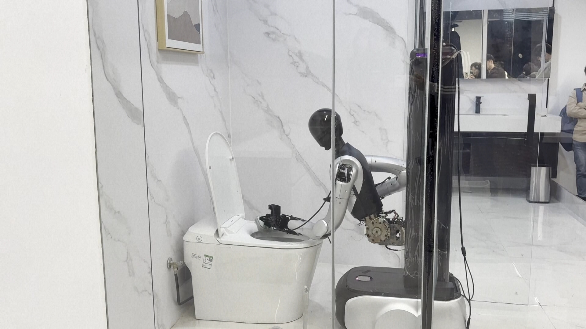 Robot Trung Quốc khiến thế giới sững sờ: Từ cọ bồn cầu đến chơi đàn piano như nghệ sĩ  - Ảnh 2.