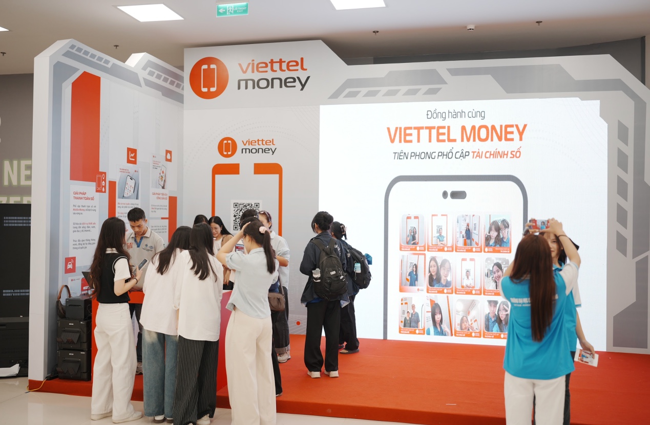 Triển lãm VIIE 2025: Hàng nghìn bạn trẻ đổ về khám phá công nghệ, trải nghiệm chuyển đổi xanh và tài chính số- Ảnh 12. Triển lãm VIIE 2025: Hàng nghìn bạn trẻ đổ về khám phá công nghệ, trải nghiệm chuyển đổi xanh và tài chính số- Ảnh 12.