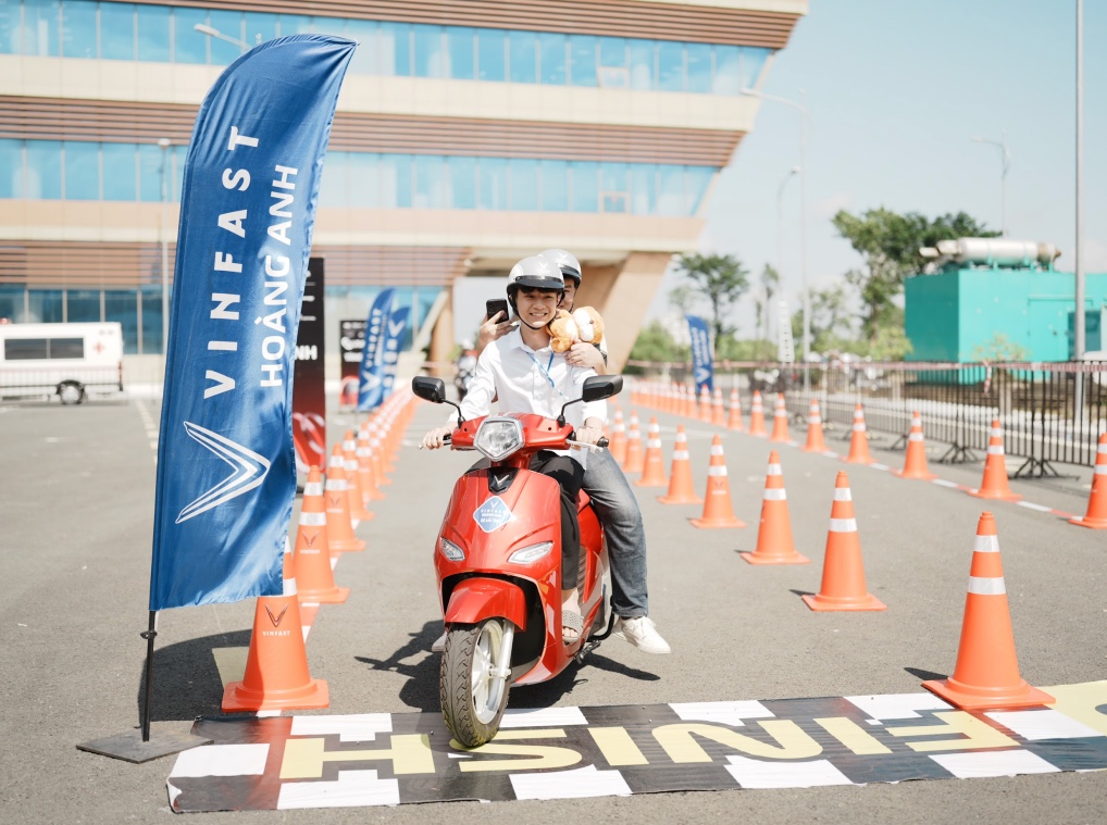 Triển lãm VIIE 2025: Hàng nghìn bạn trẻ đổ về khám phá công nghệ, trải nghiệm chuyển đổi xanh và tài chính số- Ảnh 8. Triển lãm VIIE 2025: Hàng nghìn bạn trẻ đổ về khám phá công nghệ, trải nghiệm chuyển đổi xanh và tài chính số- Ảnh 8.
