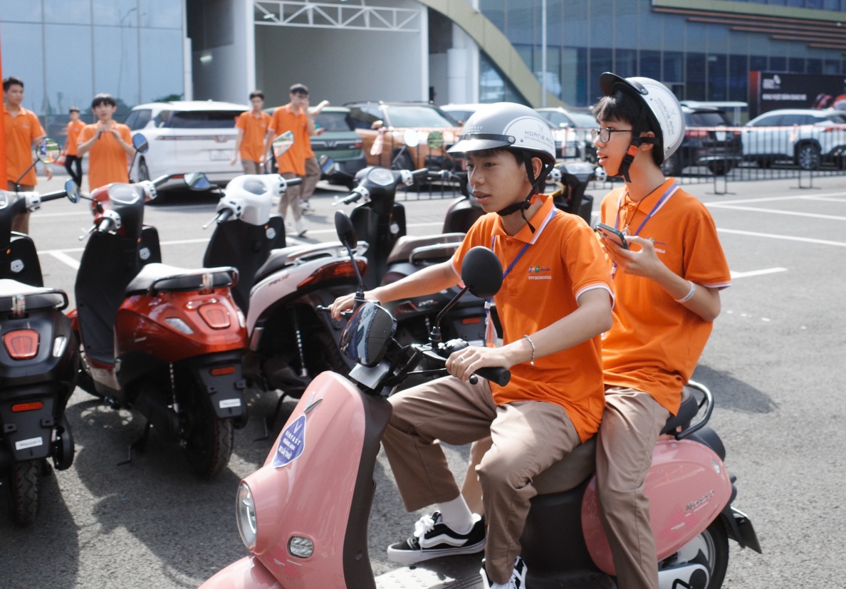 Triển lãm VIIE 2025: Hàng nghìn bạn trẻ đổ về khám phá công nghệ, trải nghiệm chuyển đổi xanh và tài chính số- Ảnh 7. Triển lãm VIIE 2025: Hàng nghìn bạn trẻ đổ về khám phá công nghệ, trải nghiệm chuyển đổi xanh và tài chính số- Ảnh 7.