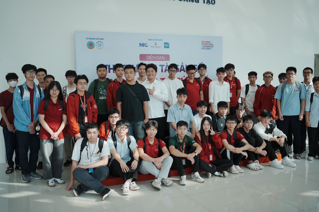 Triển lãm VIIE 2025: Hàng nghìn bạn trẻ đổ về khám phá công nghệ, trải nghiệm chuyển đổi xanh và tài chính số- Ảnh 2. Triển lãm VIIE 2025: Hàng nghìn bạn trẻ đổ về khám phá công nghệ, trải nghiệm chuyển đổi xanh và tài chính số- Ảnh 2.