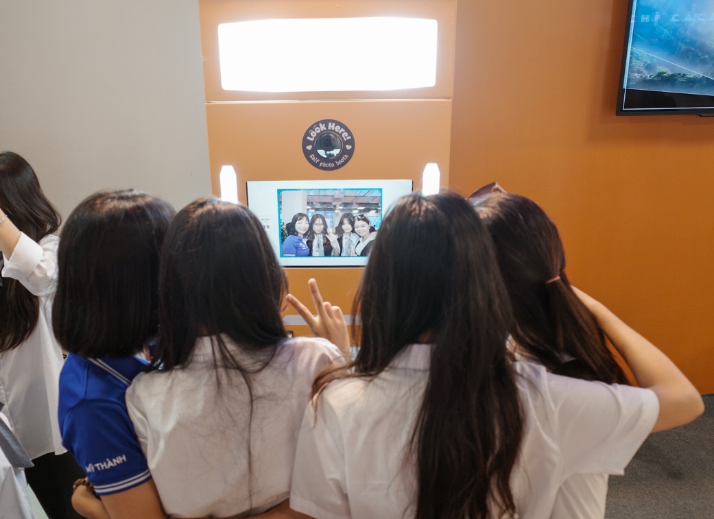 Triển lãm VIIE 2025: Hàng nghìn bạn trẻ đổ về khám phá công nghệ, trải nghiệm chuyển đổi xanh và tài chính số- Ảnh 15. Triển lãm VIIE 2025: Hàng nghìn bạn trẻ đổ về khám phá công nghệ, trải nghiệm chuyển đổi xanh và tài chính số- Ảnh 15.