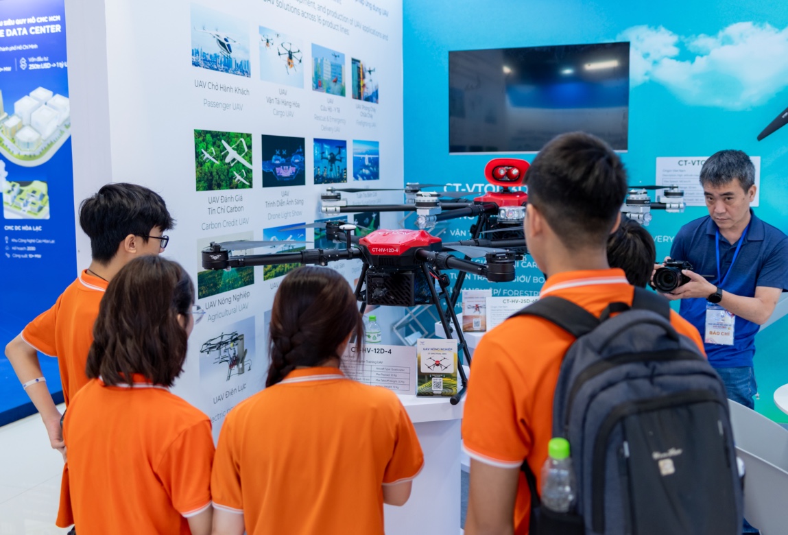 Triển lãm VIIE 2025: Hàng nghìn bạn trẻ đổ về khám phá công nghệ, trải nghiệm chuyển đổi xanh và tài chính số- Ảnh 16. Triển lãm VIIE 2025: Hàng nghìn bạn trẻ đổ về khám phá công nghệ, trải nghiệm chuyển đổi xanh và tài chính số- Ảnh 16.