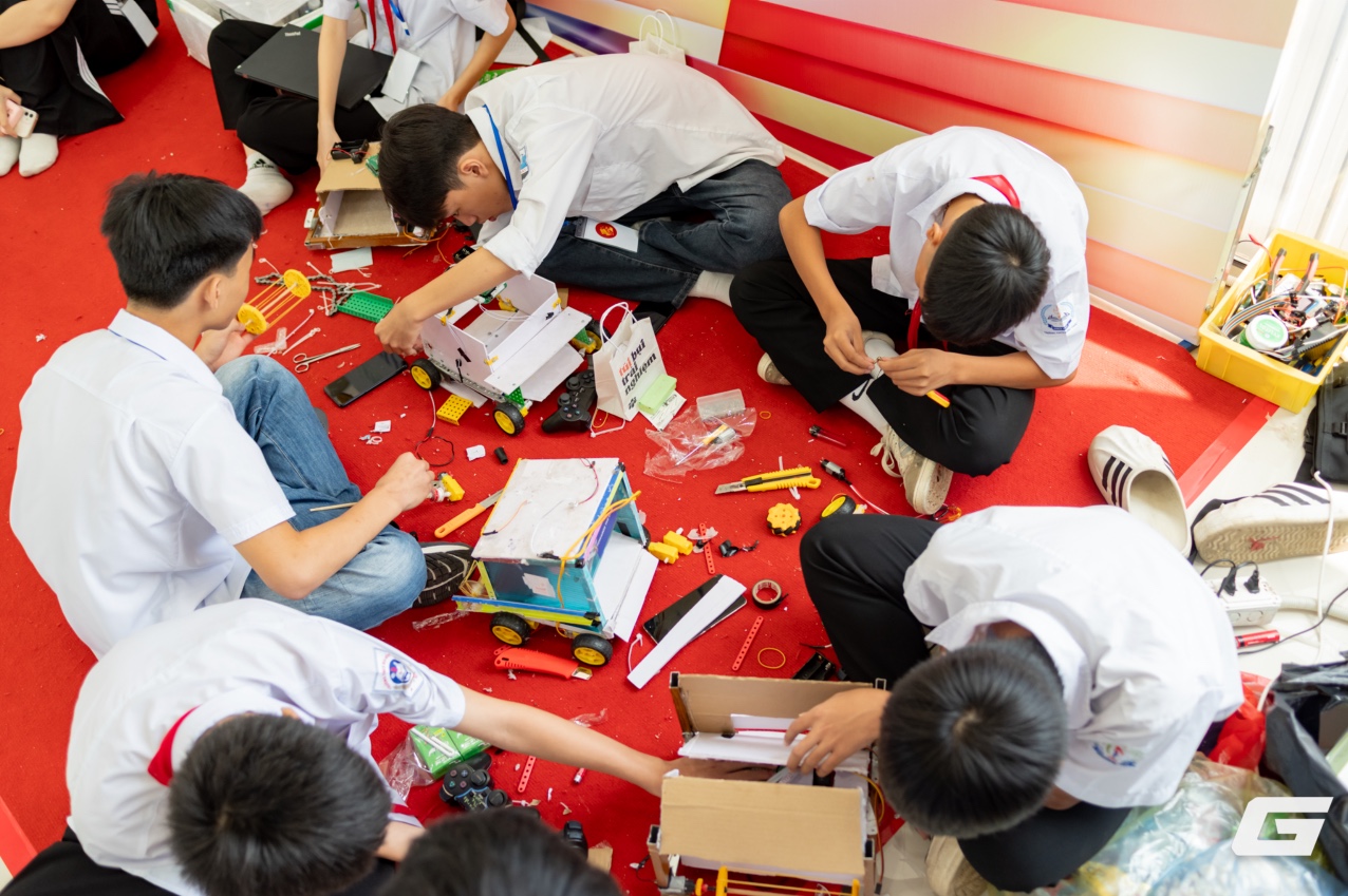 Triển lãm VIIE 2025: Hàng nghìn bạn trẻ đổ về khám phá công nghệ, trải nghiệm chuyển đổi xanh và tài chính số- Ảnh 17. Triển lãm VIIE 2025: Hàng nghìn bạn trẻ đổ về khám phá công nghệ, trải nghiệm chuyển đổi xanh và tài chính số- Ảnh 17.