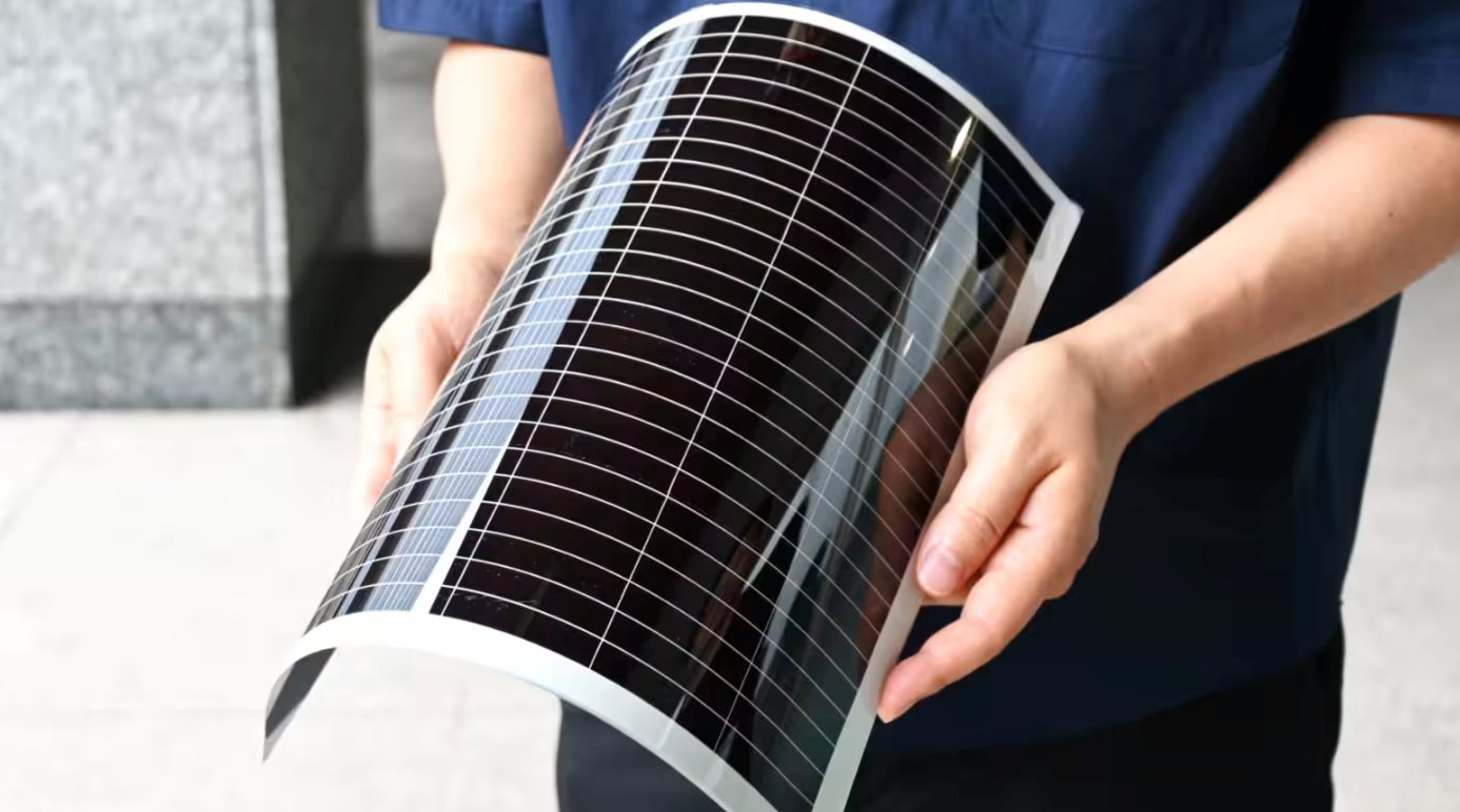Nhật Bản sắp tạo ra các tấm pin mặt trời siêu mỏng, có thể bẻ cong, dán hàng loạt lên tường, mái nhà- Ảnh 1. Nhật Bản sắp tạo ra các tấm pin mặt trời siêu mỏng, có thể bẻ cong, dán hàng loạt lên tường, mái nhà- Ảnh 1.