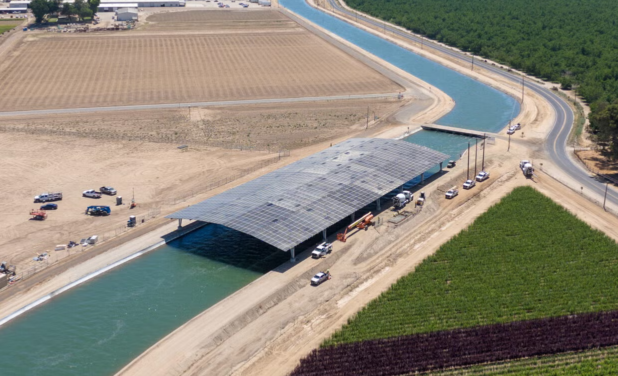 Tấm pin năng lượng mặt trời xuất hiện ở nơi không ngờ, mang đến giải pháp táo bạo cho 2 vấn đề cùng lúc- Ảnh 3.