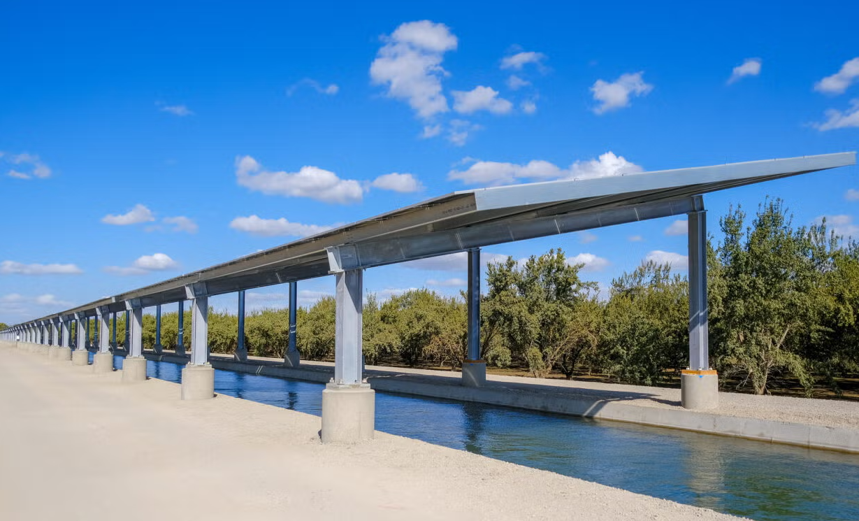 Tấm pin năng lượng mặt trời xuất hiện ở nơi không ngờ, mang đến giải pháp táo bạo cho 2 vấn đề cùng lúc- Ảnh 5.