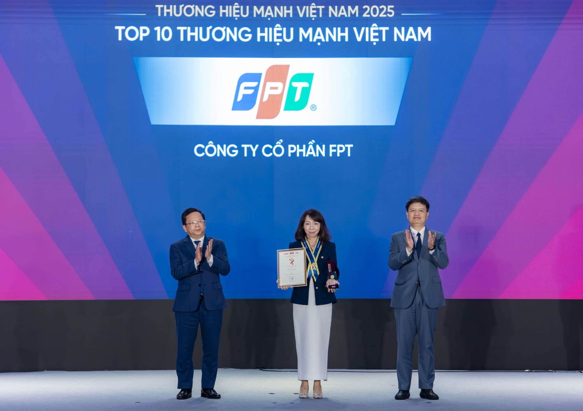 FPT tiếp tục góp mặt trong Top 10 thương hiệu mạnh Việt Nam năm 2025- Ảnh 1. FPT tiếp tục góp mặt trong Top 10 thương hiệu mạnh Việt Nam năm 2025- Ảnh 1.
