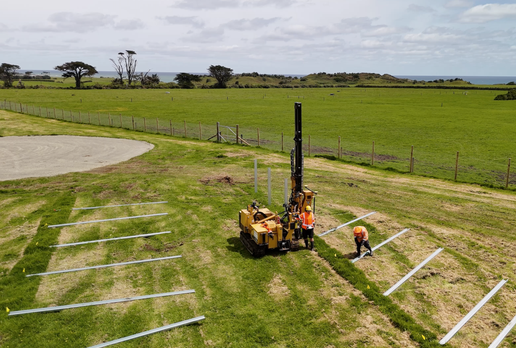 viec-xay-dung-trang-trai-dien-mat-troi-dang-dien-ra-suon-se-new-energy-nz-1-1759391396527184703406 Sân bay “tự cung tự cấp” với 14,7 triệu kWh điện mặt trời - Ảnh 2.