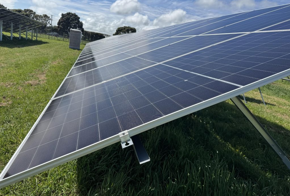 viec-xay-dung-trang-trai-dien-mat-troi-dang-dien-ra-suon-se-new-energy-nz-3-175939132472727004560 Sân bay “tự cung tự cấp” với 14,7 triệu kWh điện mặt trời - Ảnh 5.