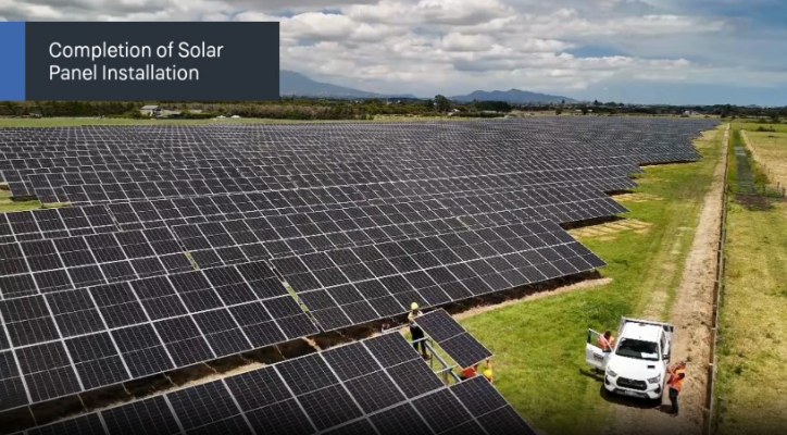 viec-xay-dung-trang-trai-dien-mat-troi-dang-dien-ra-suon-se-new-energy-nz-4-17593913965181464449095 Sân bay “tự cung tự cấp” với 14,7 triệu kWh điện mặt trời - Ảnh 4.