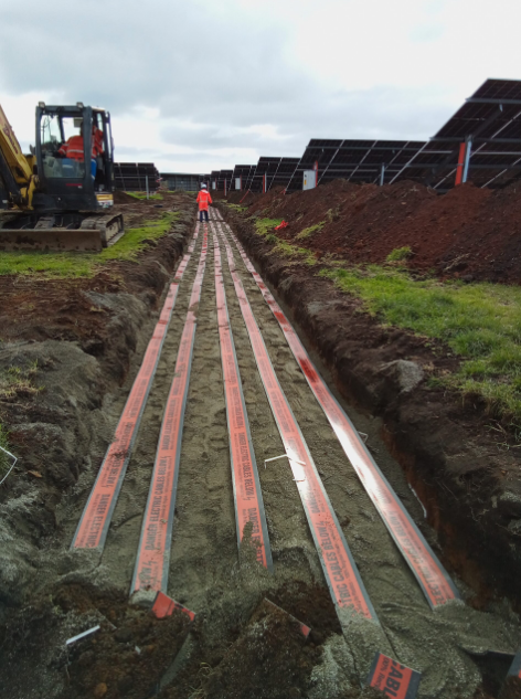 viec-xay-dung-trang-trai-dien-mat-troi-dang-dien-ra-suon-se-new-energy-nz-6-1759391396438598229085 Sân bay “tự cung tự cấp” với 14,7 triệu kWh điện mặt trời - Ảnh 7.