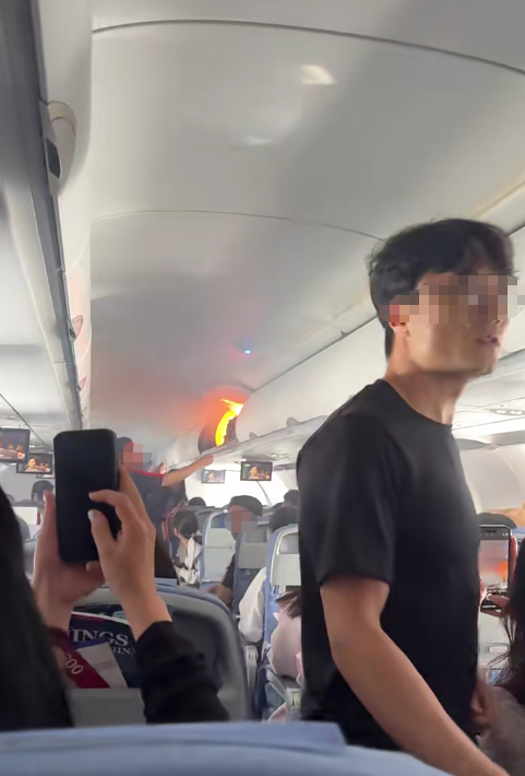 Khoang hành lý bốc cháy dữ dội vì sạc dự phòng, máy bay phải hạ cánh khẩn cấp khi đang ở độ cao 10.000 mét- Ảnh 3.