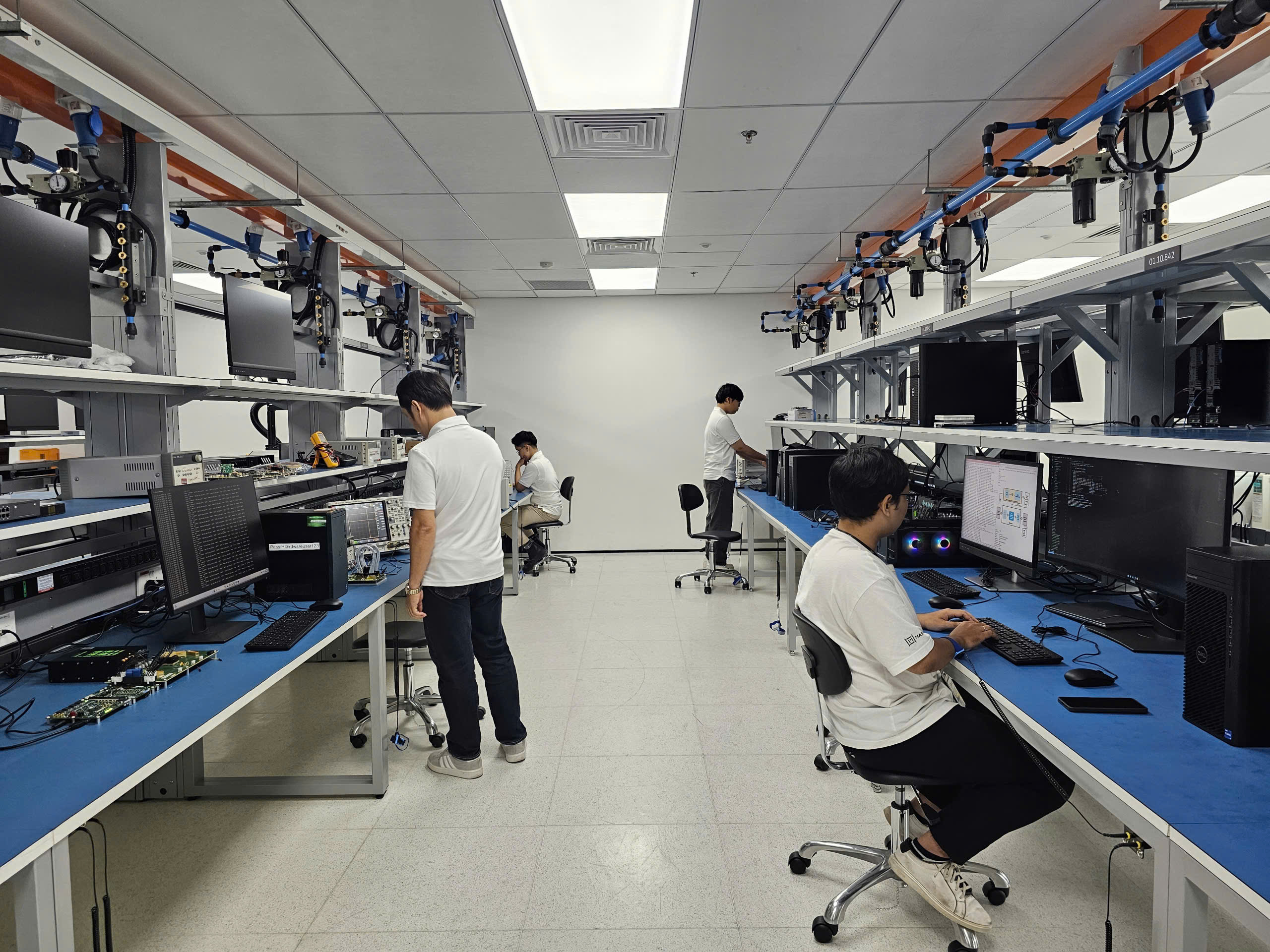 Cận cảnh phòng thí nghiệm triệu USD đặt tại TP HCM của "gã khổng lồ" bán dẫn toàn cầu- Ảnh 8. Cận cảnh phòng thí nghiệm triệu USD đặt tại TP HCM của "gã khổng lồ" bán dẫn toàn cầu- Ảnh 8.