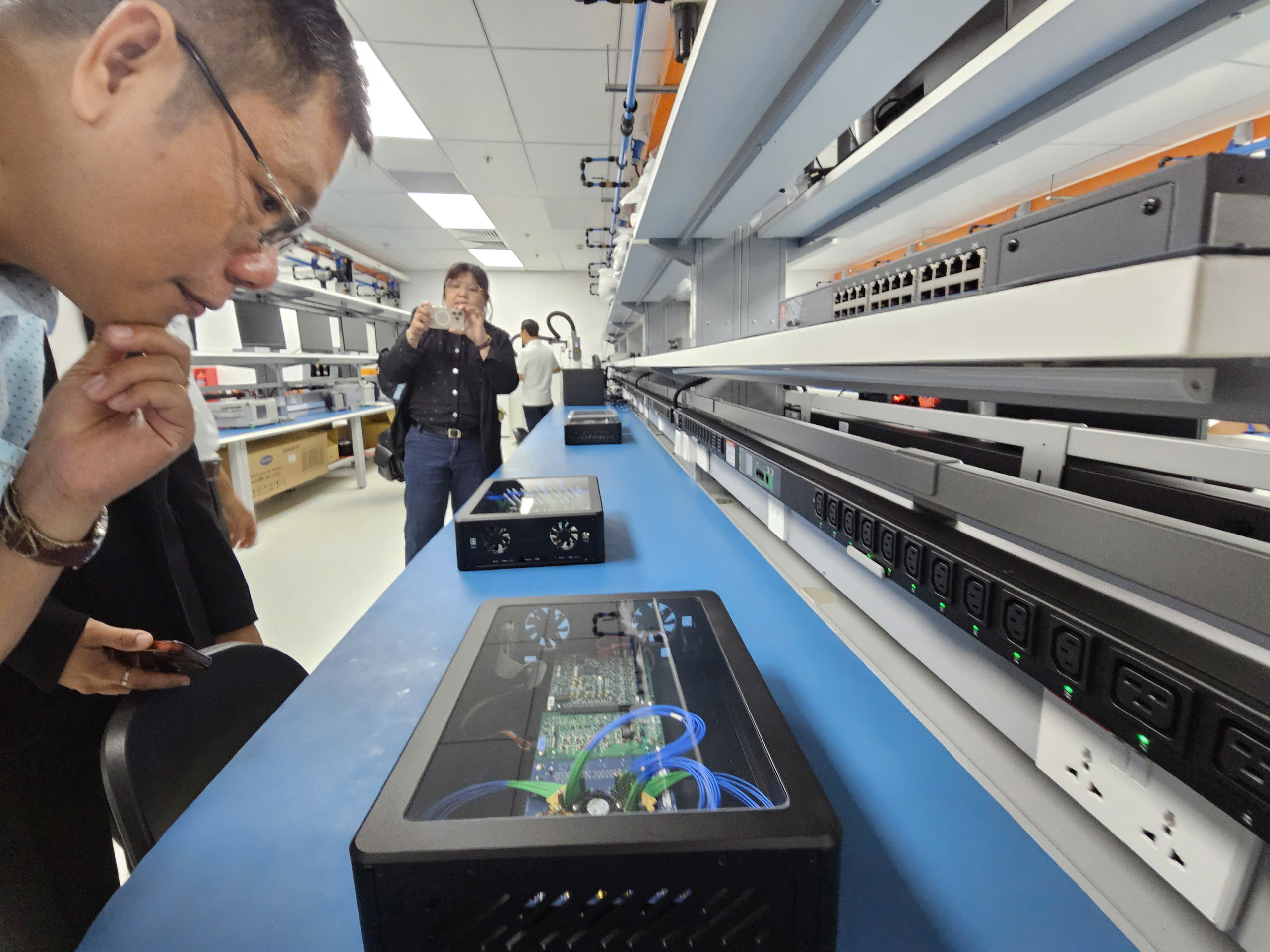 Cận cảnh phòng thí nghiệm triệu USD đặt tại TP HCM của "gã khổng lồ" bán dẫn toàn cầu- Ảnh 5. Cận cảnh phòng thí nghiệm triệu USD đặt tại TP HCM của "gã khổng lồ" bán dẫn toàn cầu- Ảnh 5.