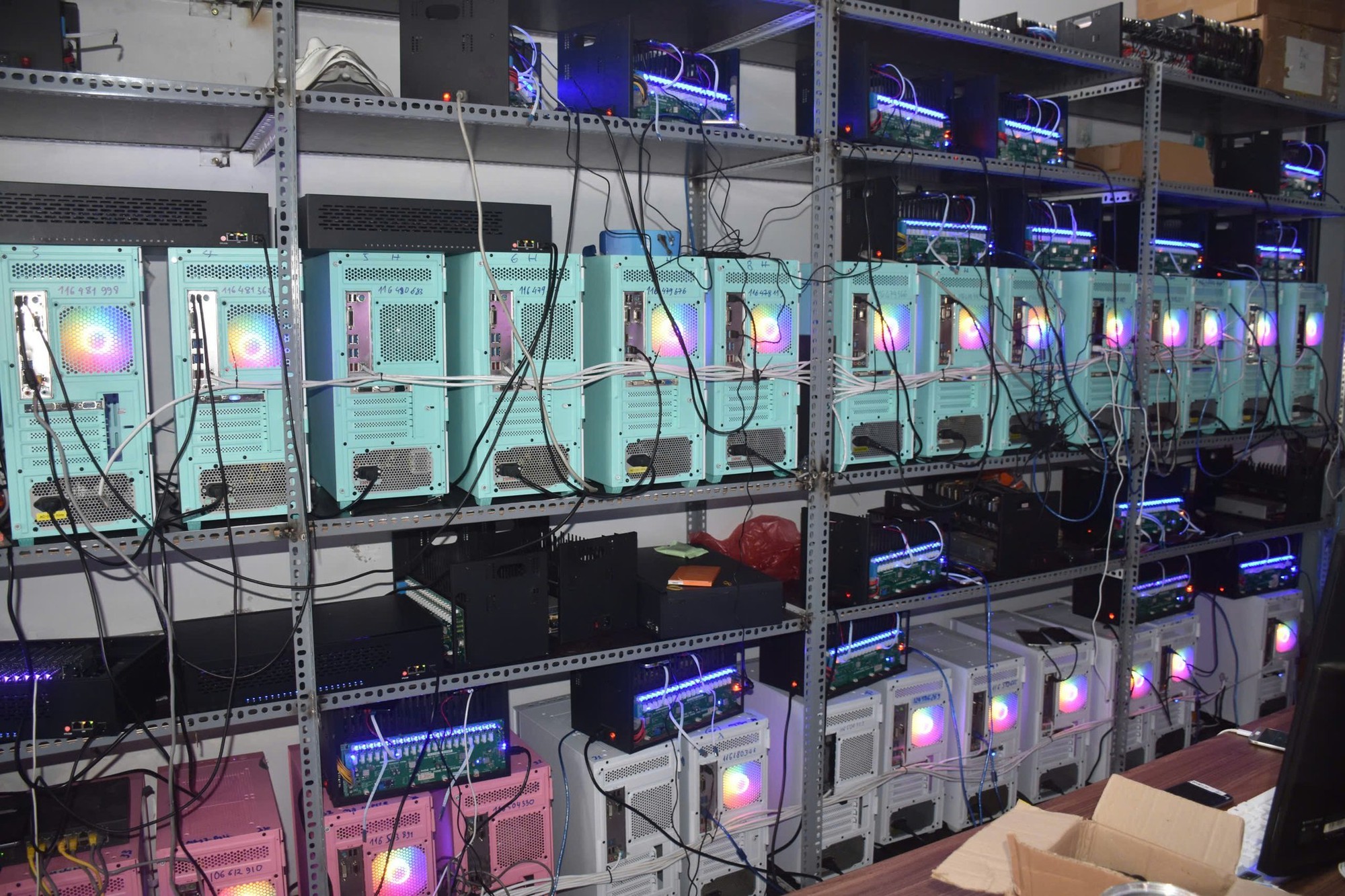 Đột kích "trang trại" 2.000 điện thoại ở Đà Nẵng: Chuyên "nuôi" tài khoản Zalo, Tinder ảo để phục vụ lừa đảo Campuchia- Ảnh 2. Đột kích "trang trại" 2.000 điện thoại ở Đà Nẵng: Chuyên "nuôi" tài khoản Zalo, Tinder ảo để phục vụ lừa đảo Campuchia- Ảnh 2.