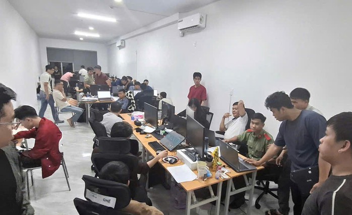 Khởi tố 63 đối tượng tại một công ty công nghệ làm việc cho "trùm cờ bạc" Campuchia- Ảnh 1.