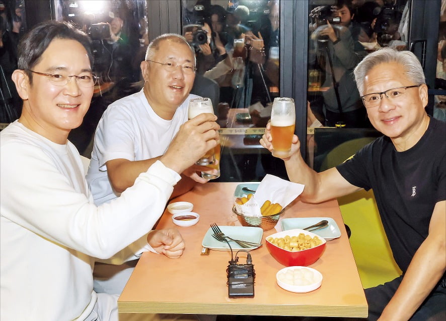 11 giây viral nhất lúc này của Chủ tịch Samsung- Ảnh 1.