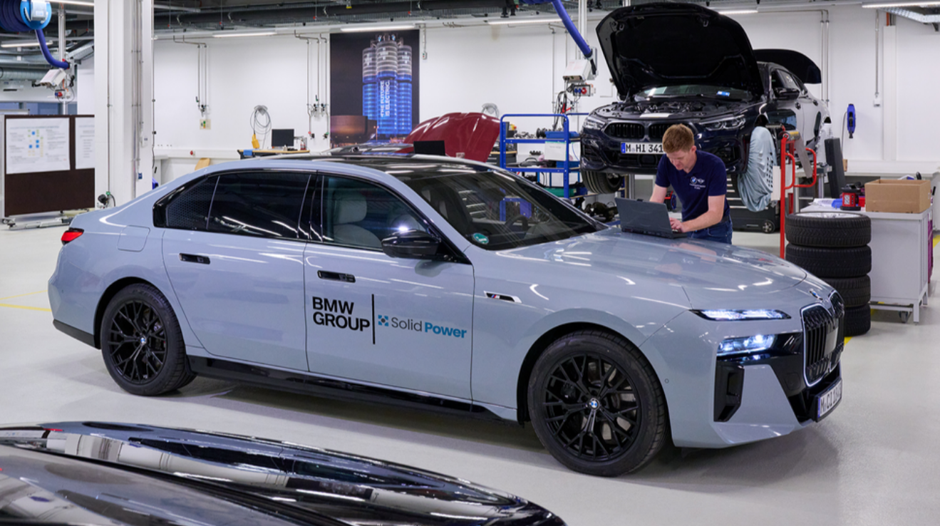 bmw-thu-nghiem-pin-the-ran-voi-nguyen-mau-sedan-i7-cung-doi-tac-cong-nghe-solid-power-top-gear-1763450976404377962321 Tin tốt cho ngành xe điện khi hai “ông lớn” BMW và Samsung bắt tay nhau - Ảnh 1.