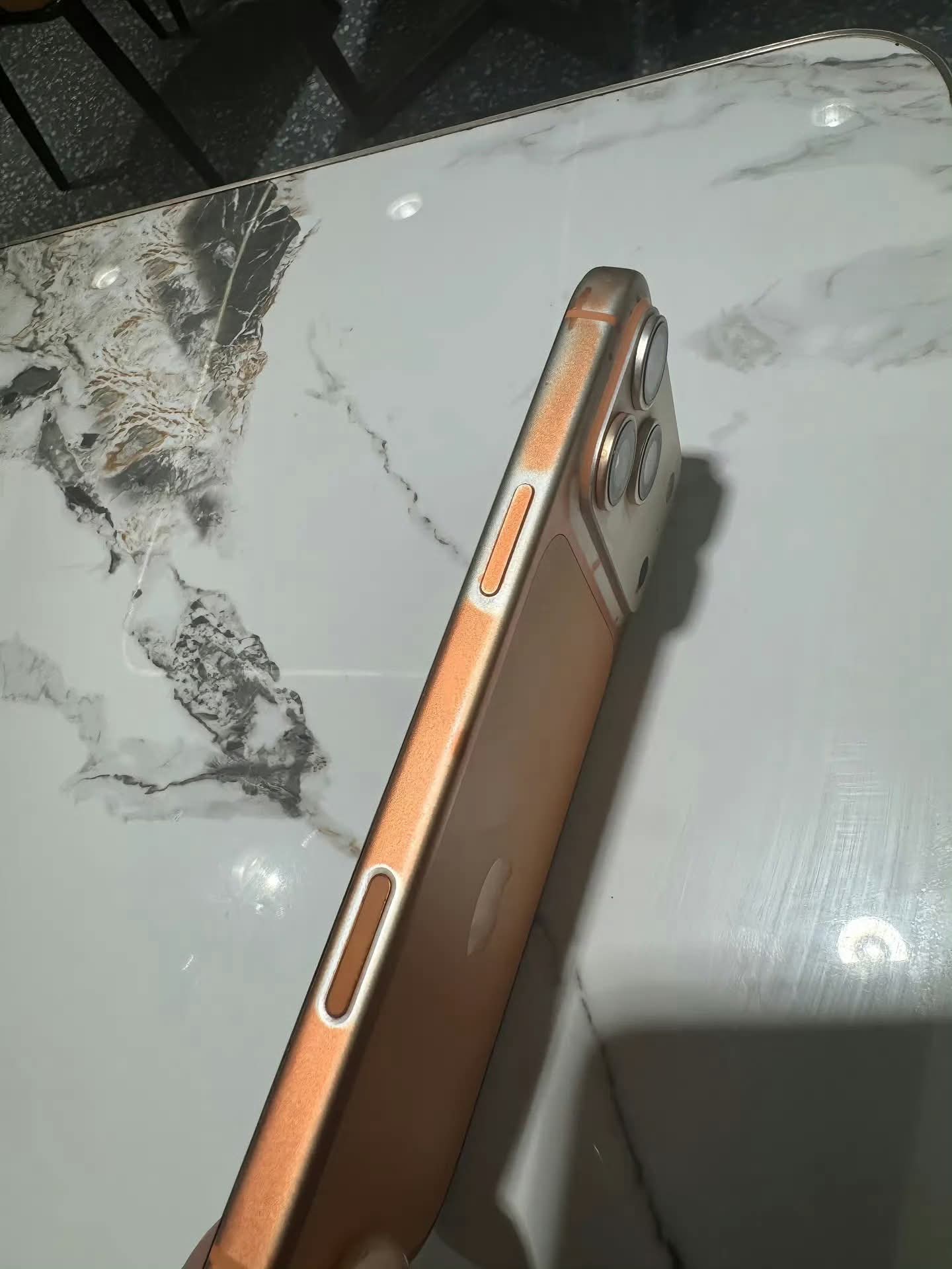 Xôn xao hình ảnh iPhone 17 Pro Max màu cam vũ trụ bị bay màu - Ảnh 2.