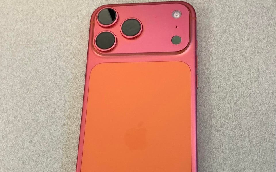 Xôn xao chiếc iPhone 17 Pro Max màu cam vũ trụ bị tróc sơn do "lau bằng khăn ướt" - Ảnh 3.