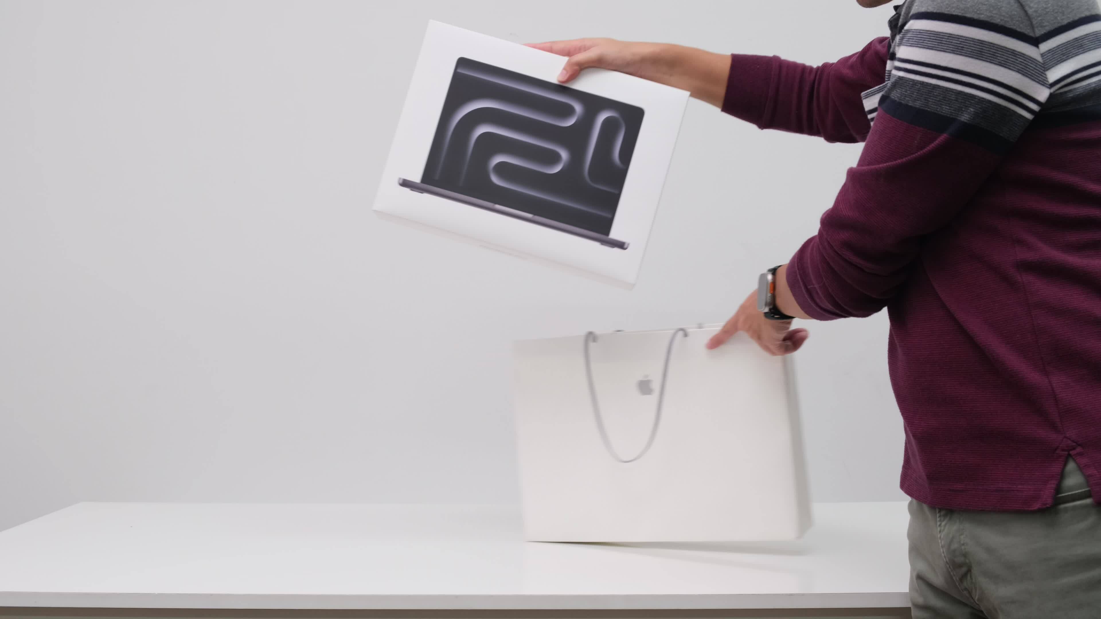 Mở hộp MacBook Pro dùng chip M5