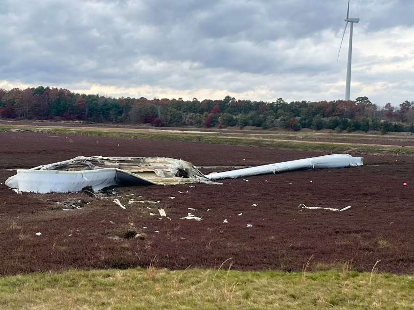 Sự cố khiến cánh turbine điện gió rụng khỏi tháp cao 92 mét- Ảnh 1.