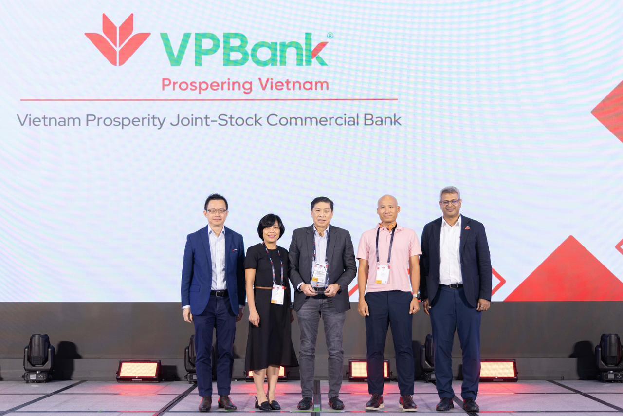 Công nghệ “mở khóa tương lai” của VPBank được vinh danh tại Red Hat APAC 2025 - Ảnh 1.