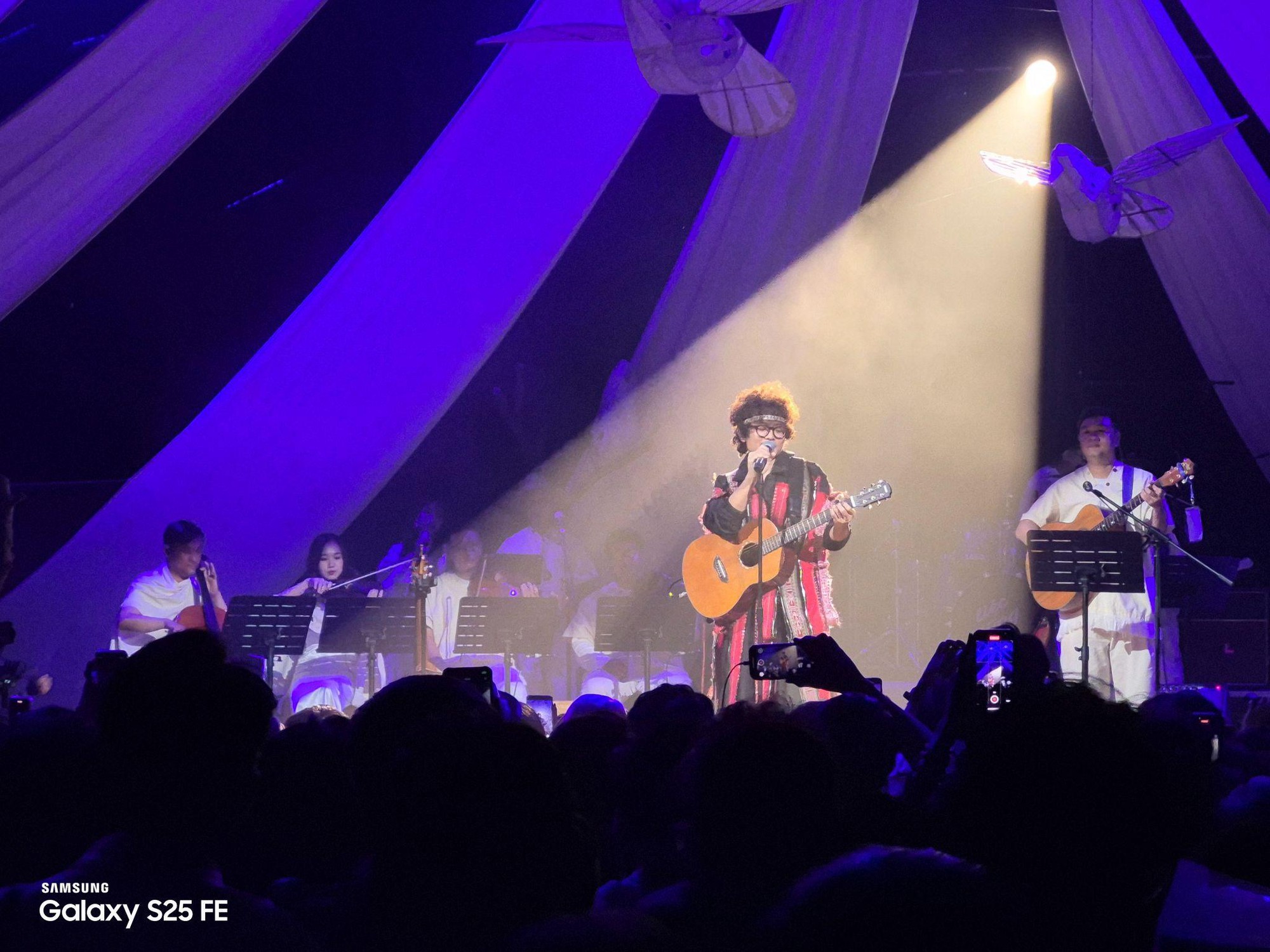 Mùa lễ hội âm nhạc cuối năm nhất định phải bỏ túi bí quyết quay chụp trên S25 FE- Ảnh 2.