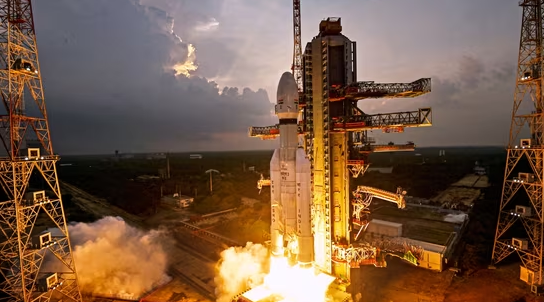 y-lvm3-m5-cua-isro-mang-theo-ve-tinh-lien-lac-cms-03-cat-canh-tu-be-phong-tai-trung-tam-vu-tru-satish-dhawan-sriharikota-an-do-hindustan-times-17621615190881897967856 Ấn Độ ghi dấu bước ngoặt không gian với vệ tinh nặng 4,4 tấn - Ảnh 1.