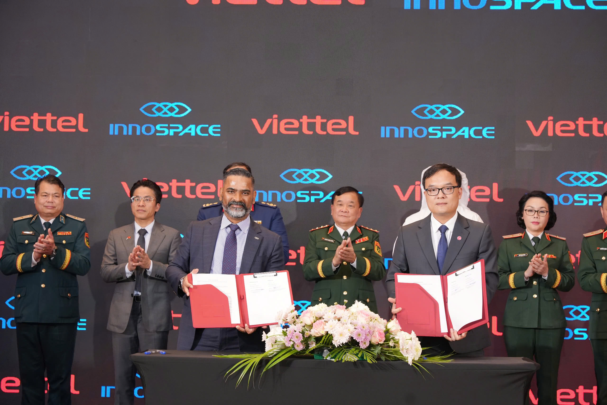 z724209466888579676a16702a1408cbd4490d3c0f8780-17636138364201352249060 Thứ trưởng Bộ Quốc phòng Hoàng Xuân Chiến dự lễ khai trương Văn phòng đại diện Viettel tại UAE - Ảnh 3.