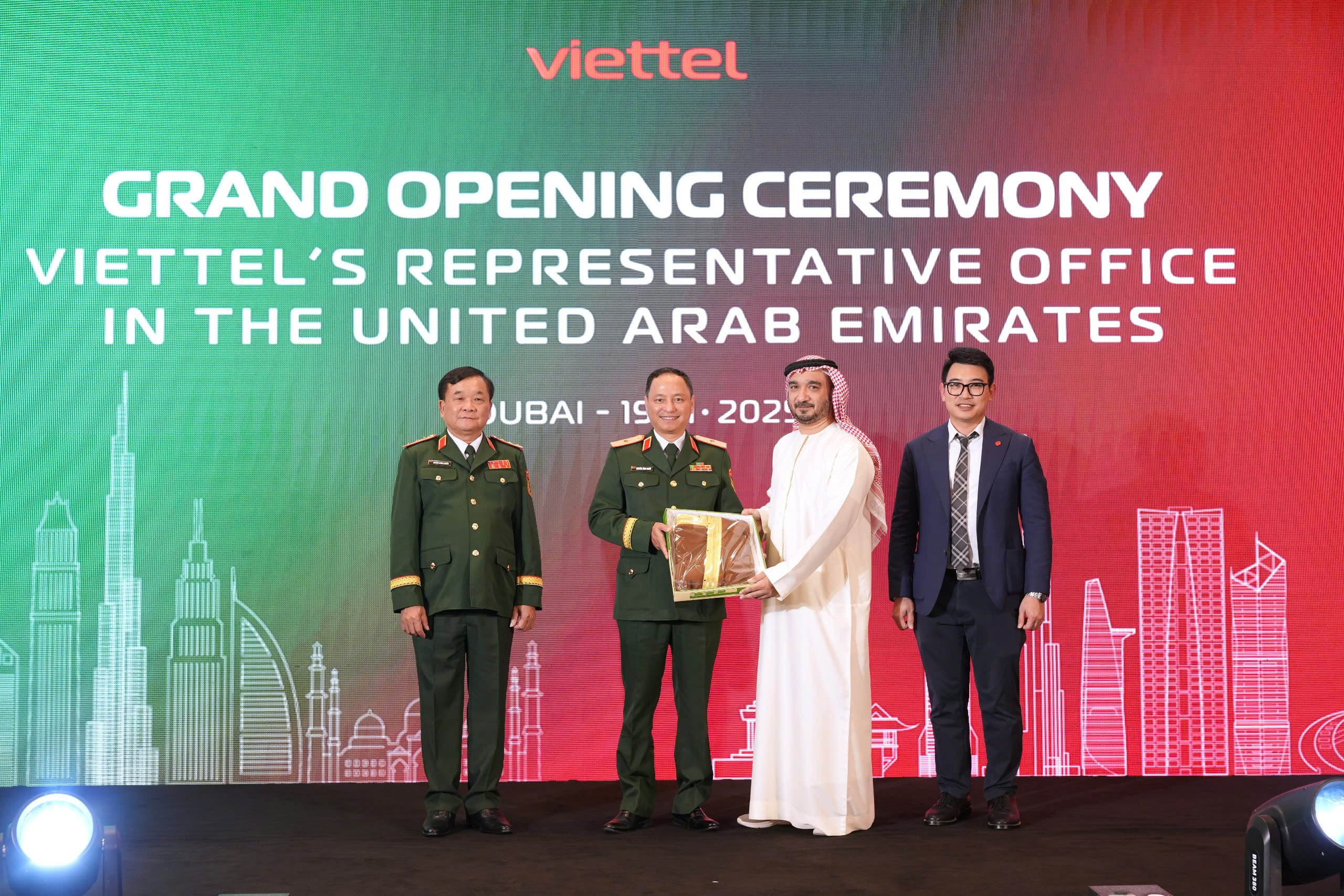z7242097423234c95efd9f0d467a7924d9435243a5366c-17636138364831577384824 Thứ trưởng Bộ Quốc phòng Hoàng Xuân Chiến dự lễ khai trương Văn phòng đại diện Viettel tại UAE - Ảnh 4.
