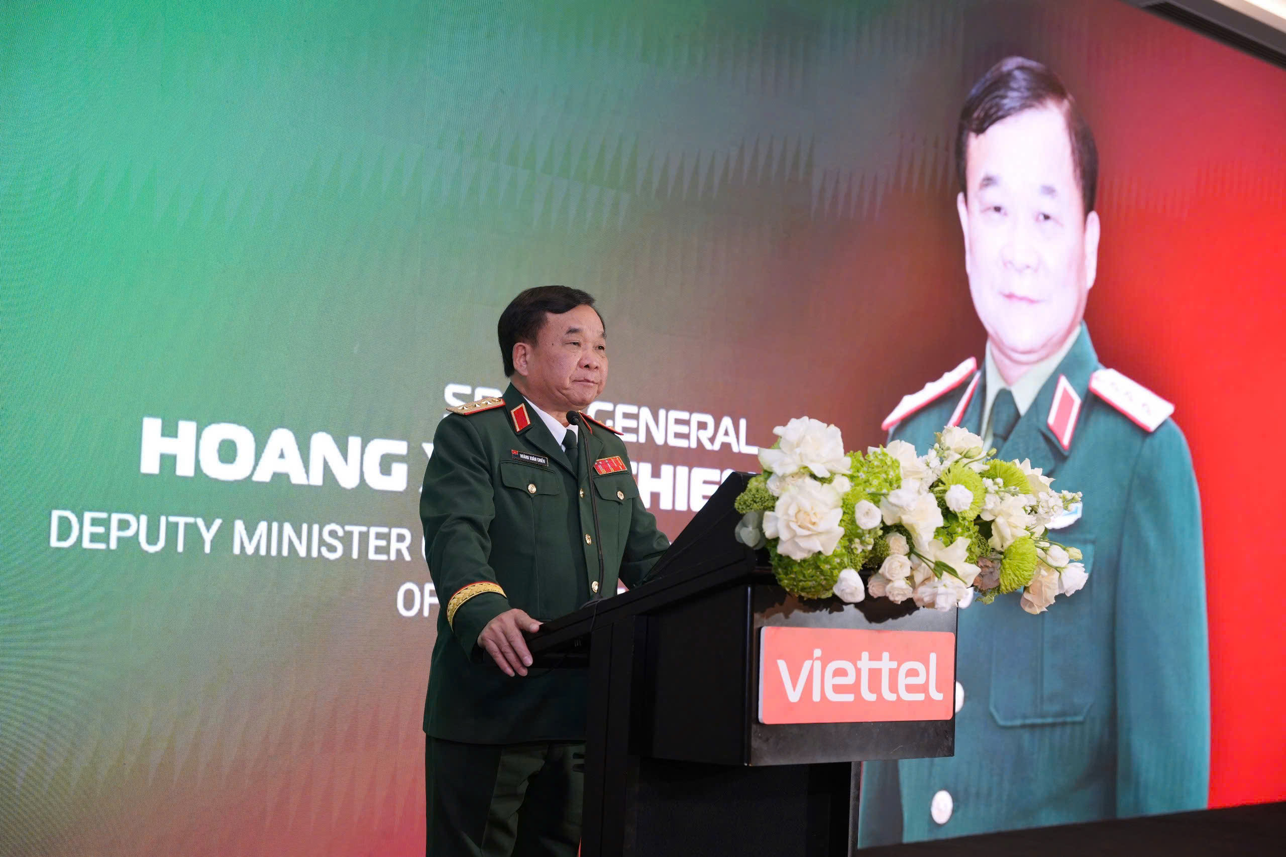z724211982036441155b631acdc1f480f3e768d8b7c47a-1763613836507363117309 Thứ trưởng Bộ Quốc phòng Hoàng Xuân Chiến dự lễ khai trương Văn phòng đại diện Viettel tại UAE - Ảnh 2.