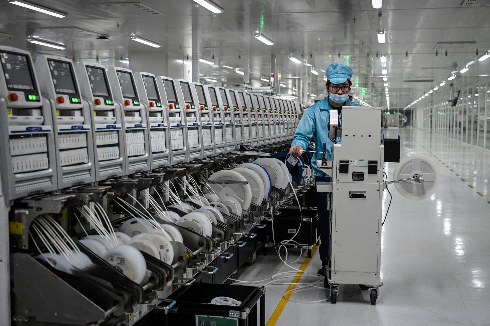 china-dongguan-phone-factorygettyimages-1242429296-1920x1277-1766032279747-1766032280066586903051