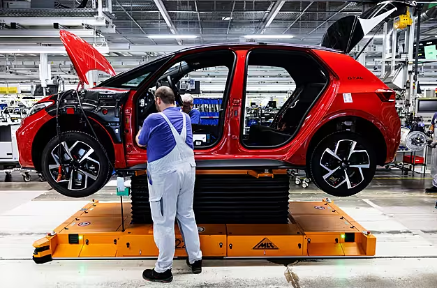 EU bỏ lệnh cấm 100% xe động cơ đốt trong, đưa ra yêu cầu thay thế - Ảnh 1.