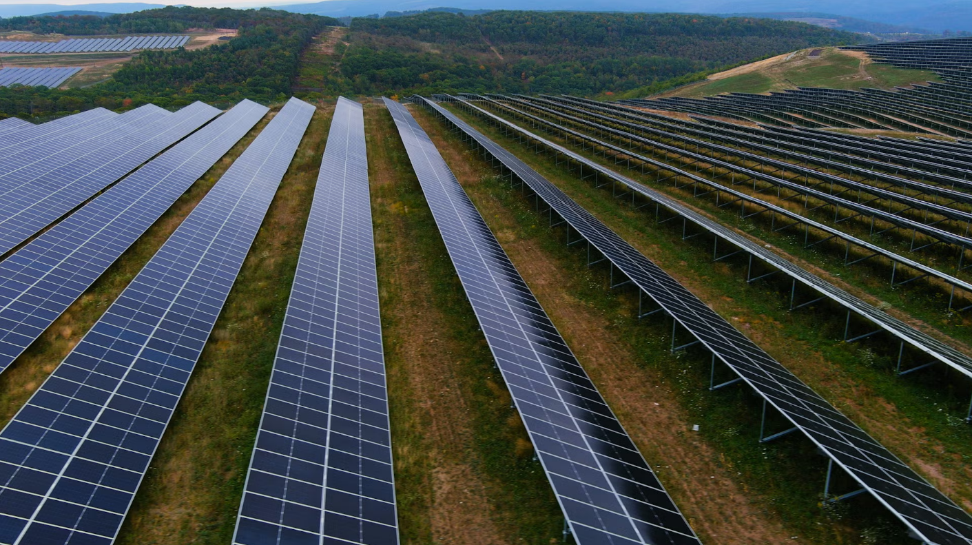 Nhà máy điện mặt trời 160 MW “mọc” ở nơi không ngờ - Ảnh 1.