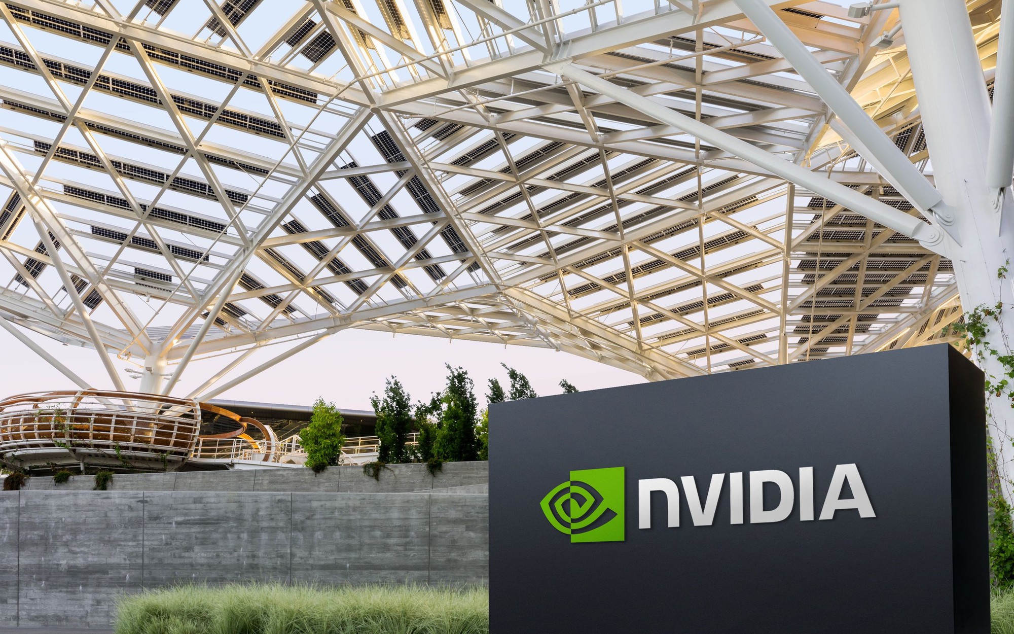 Reuters: Nvidia dự định giao chip H200 cho khách hàng Trung Quốc vào giữa tháng 2 - Ảnh 1.