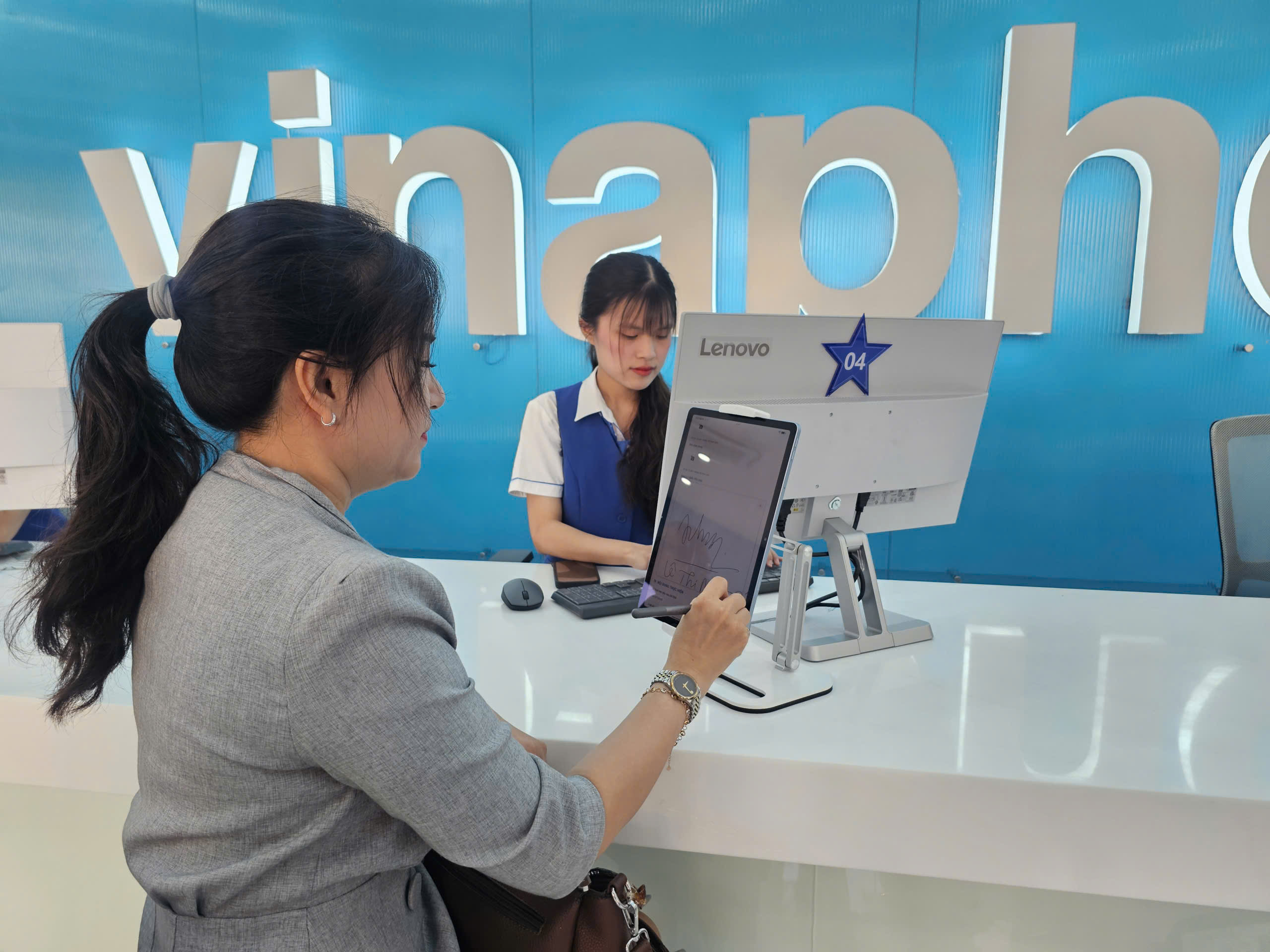 Nhà mạng đầu tiên triển khai 12 điểm giao dịch không giấy tờ tại TP HCM - Ảnh 1.