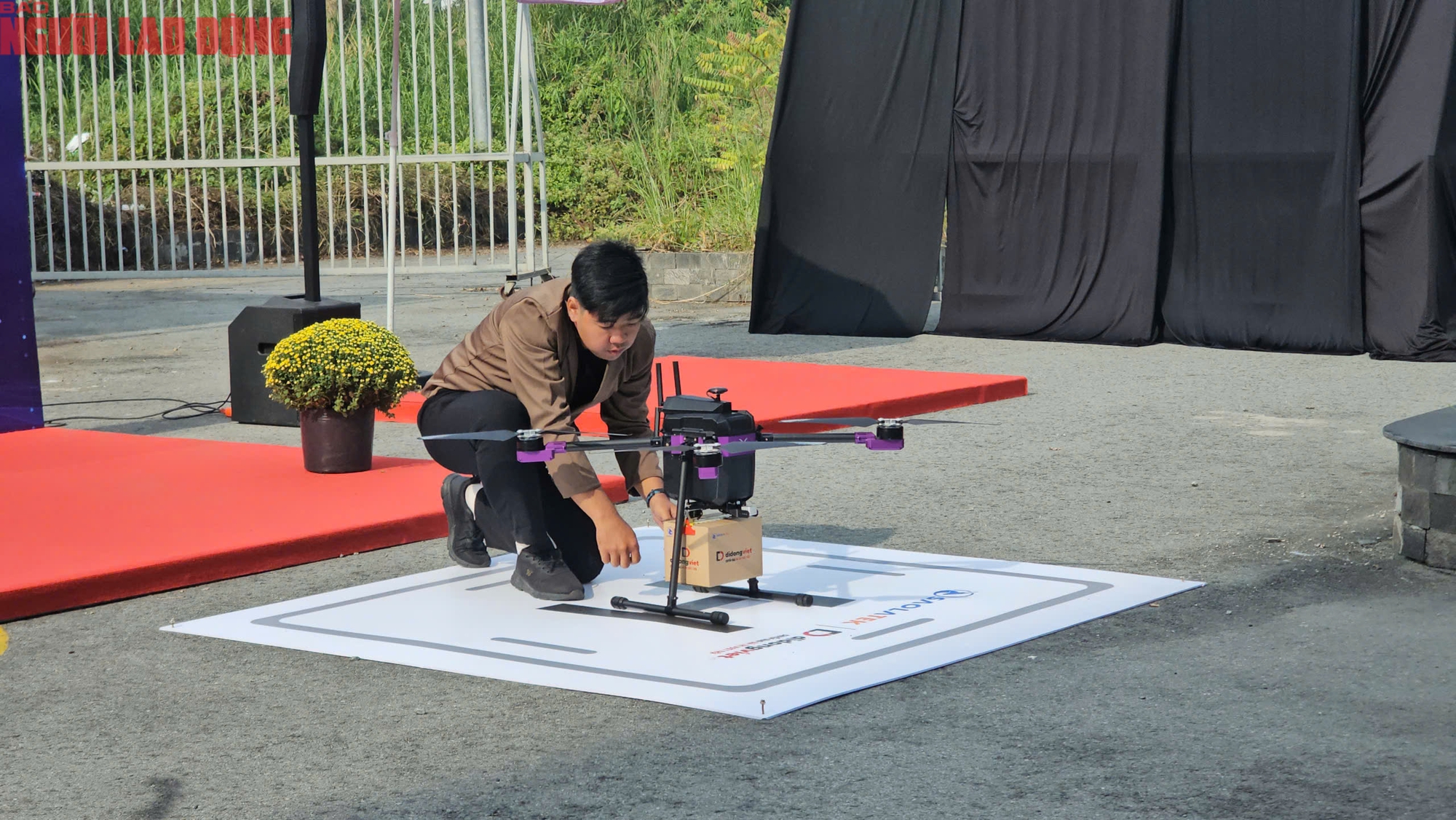 Chính thức thử nghiệm giao hàng bằng drone tại TPHCM - Ảnh 1.