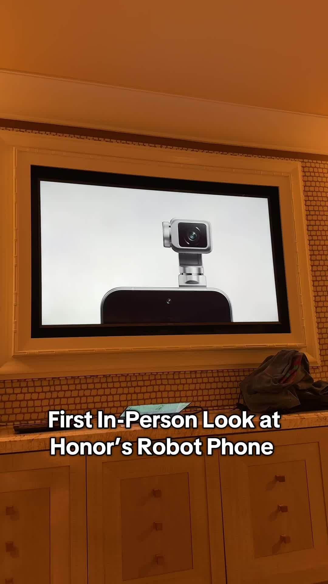 Điện thoại gắn cánh tay robot chứa ống kính Robot Phone của Honor