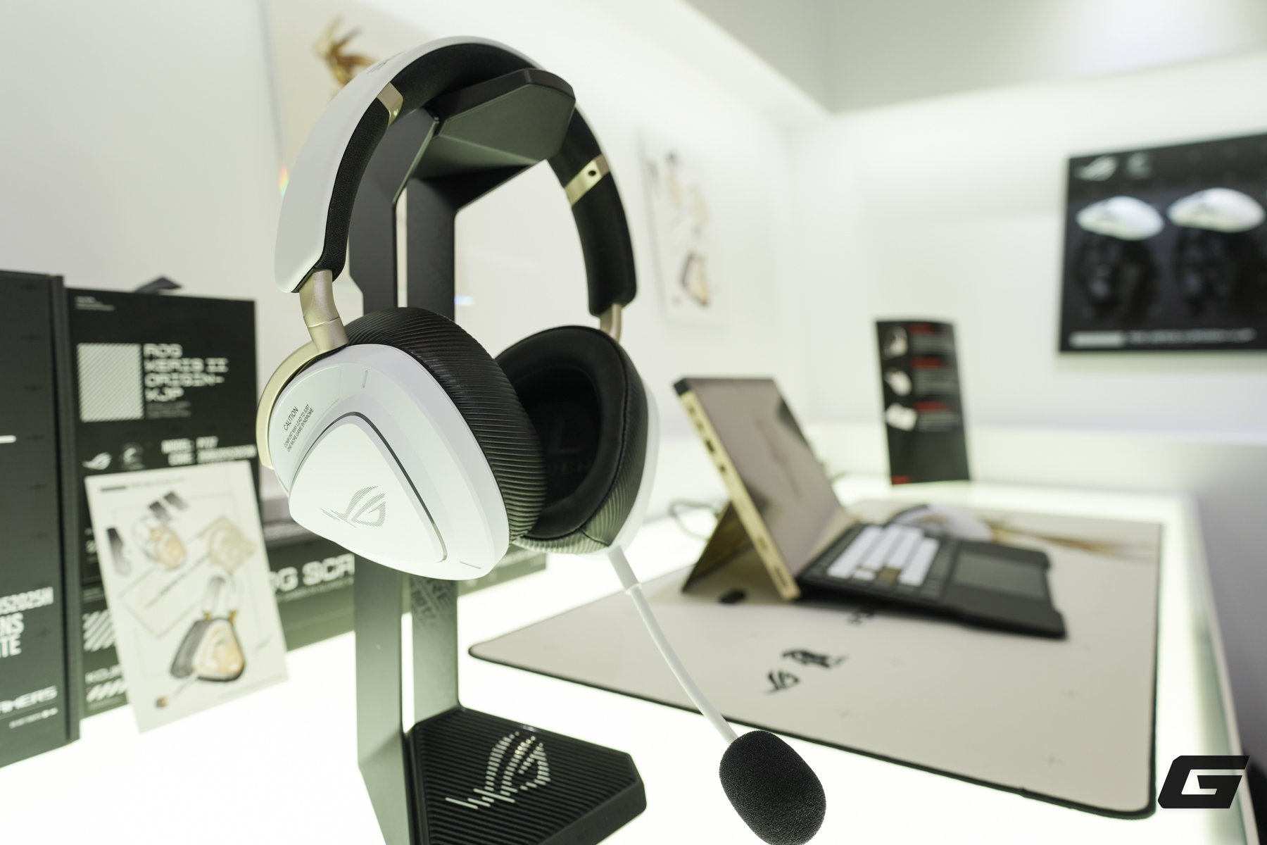 Ngay cả khi không phải fan của Hideo Kojima, bạn cũng sẽ "nao lòng" trước dòng sản phẩm ASUS ROG tuyệt đẹp này - Ảnh 8.