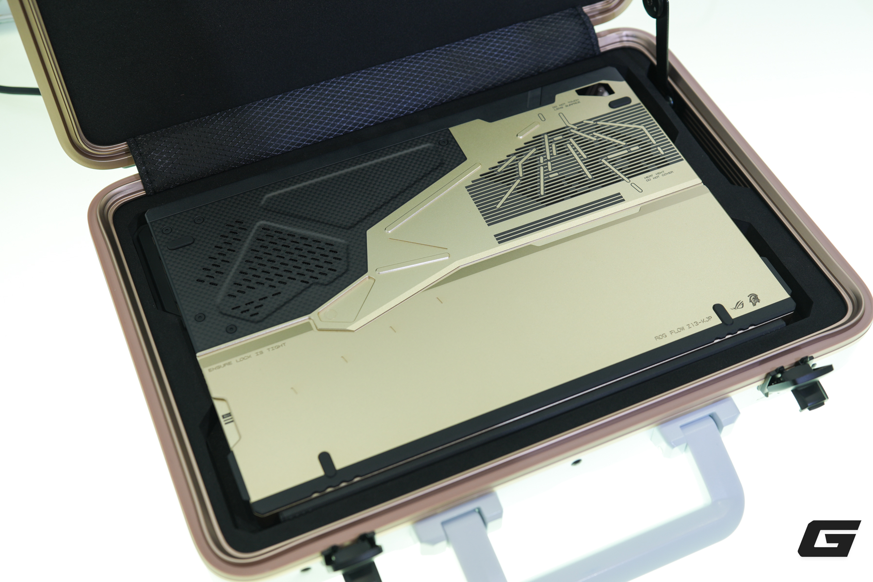 Ngay cả khi không phải fan của Hideo Kojima, bạn cũng sẽ "nao lòng" trước dòng sản phẩm ASUS ROG tuyệt đẹp này - Ảnh 12.