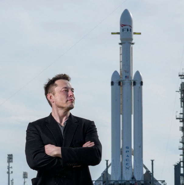 Elon Musk thúc đẩy tham vọng không gian với thương vụ “siêu khủng” - Ảnh 1.