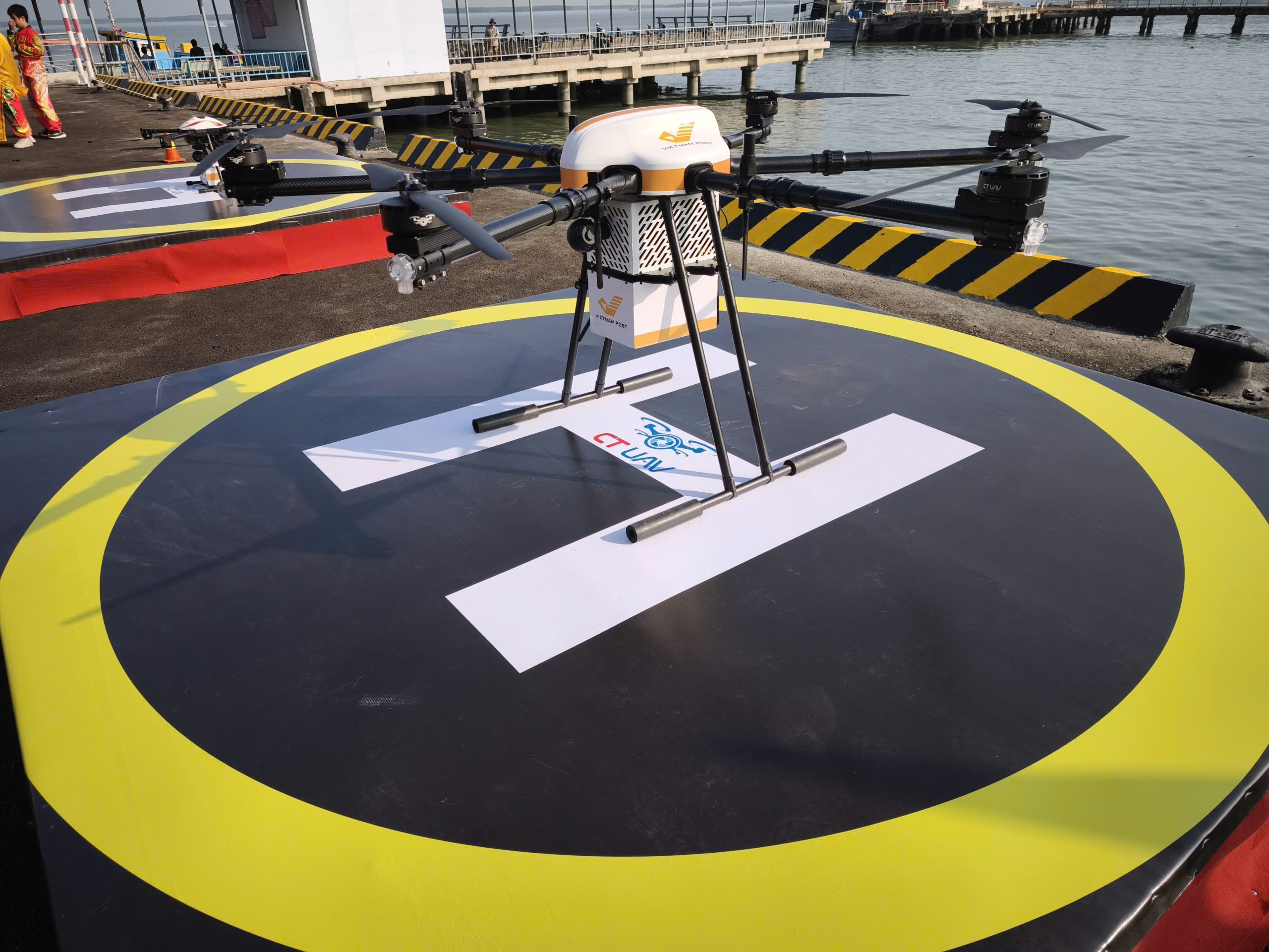 TPHCM khai trương tuyến giao hàng xuyên biển Cần Giờ - Vũng Tàu bằng UAV - Ảnh 2.
