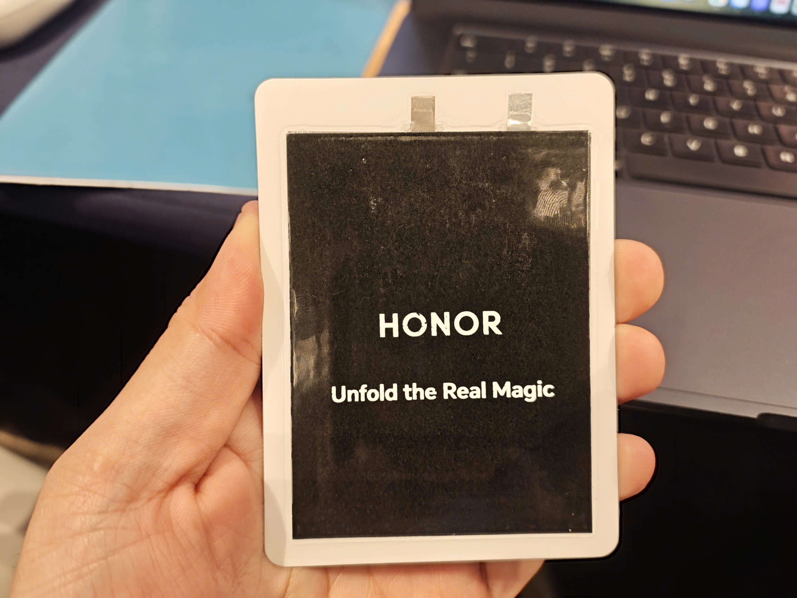 4-177340780709739772831 Pin điện thoại mỏng như thẻ ATM của Honor bất ngờ xuất hiện ở Việt Nam - Ảnh 2.