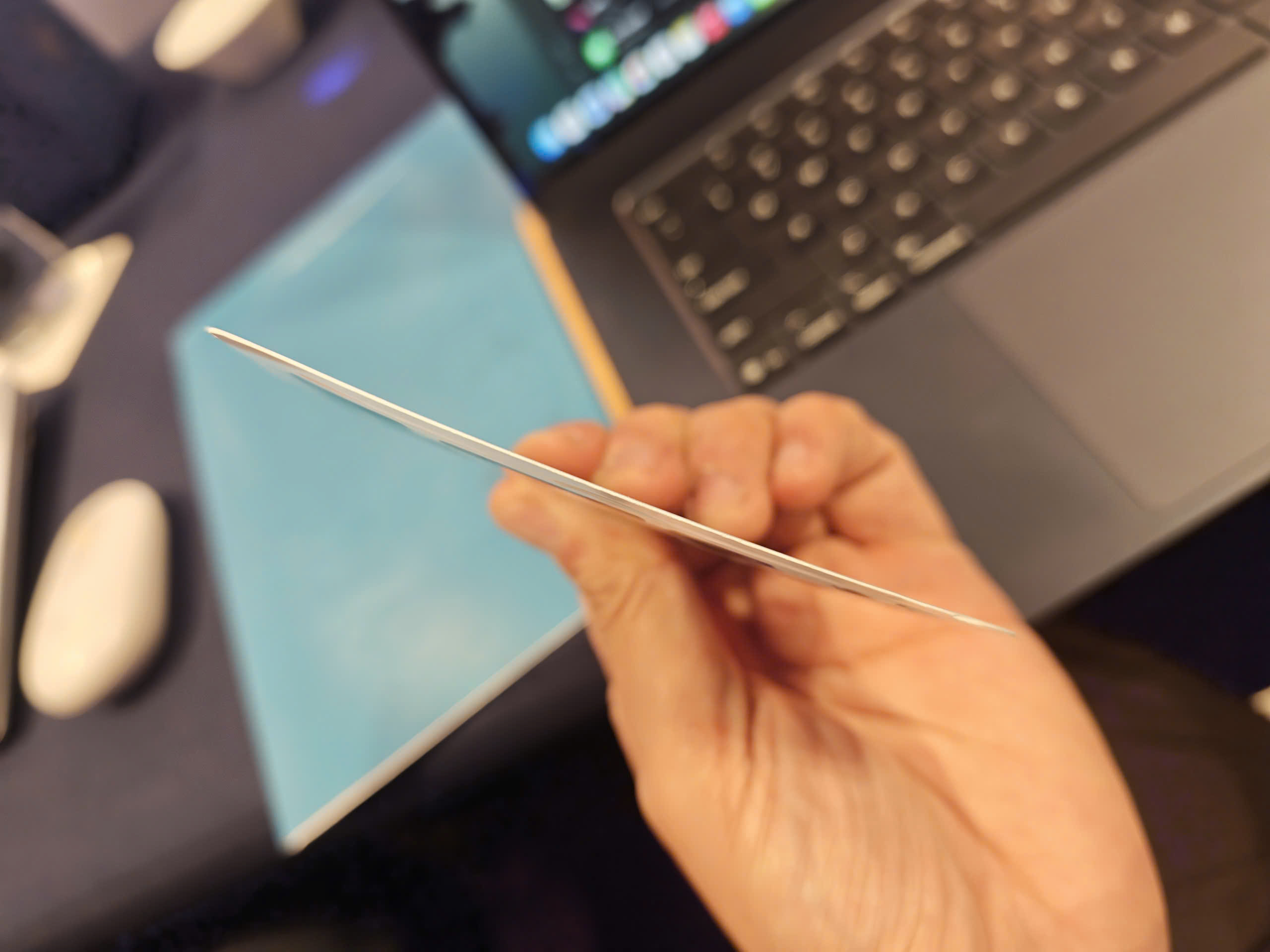 6-1773407807093934614927 Pin điện thoại mỏng như thẻ ATM của Honor bất ngờ xuất hiện ở Việt Nam - Ảnh 3.