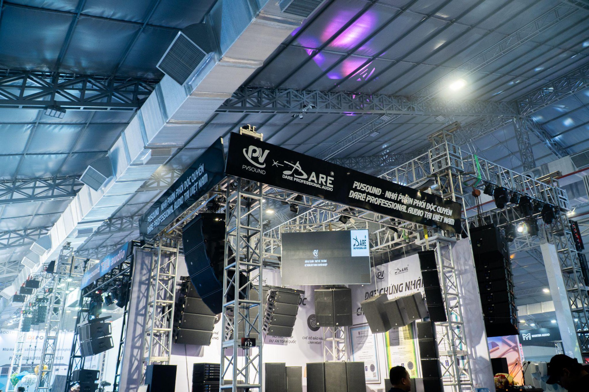 Cận cảnh hệ thống loa array và cục đẩy công suất tại gian hàng PVSOUND ở Triển lãm Âm Thanh & Ánh Sáng 2026 - Ảnh 2. Cận cảnh hệ thống loa array và cục đẩy công suất tại gian hàng PVSOUND ở Triển lãm Âm Thanh & Ánh Sáng 2026 - Ảnh 2.