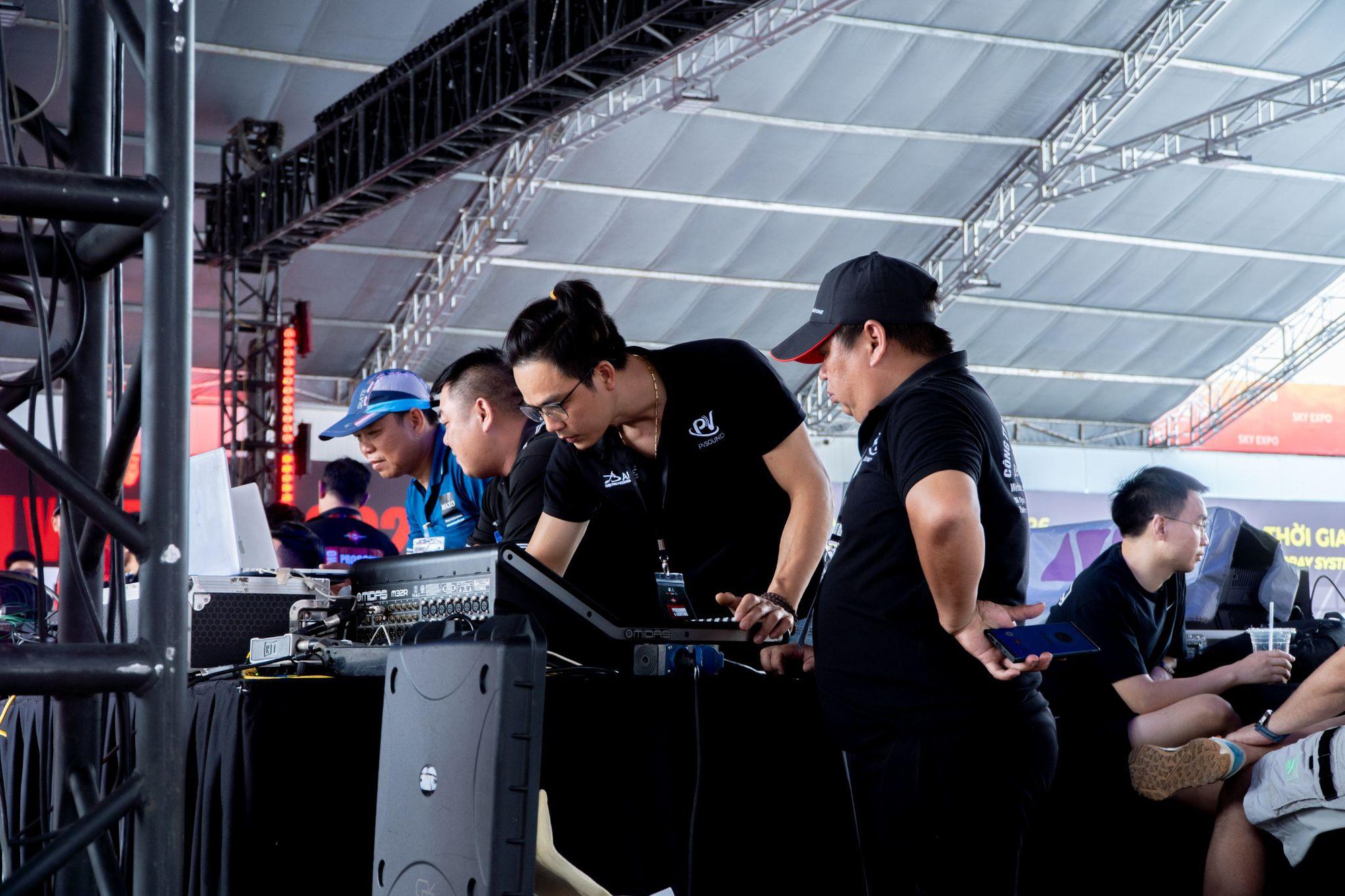 Cận cảnh hệ thống loa array và cục đẩy công suất tại gian hàng PVSOUND ở Triển lãm Âm Thanh & Ánh Sáng 2026 - Ảnh 3. Cận cảnh hệ thống loa array và cục đẩy công suất tại gian hàng PVSOUND ở Triển lãm Âm Thanh & Ánh Sáng 2026 - Ảnh 3.