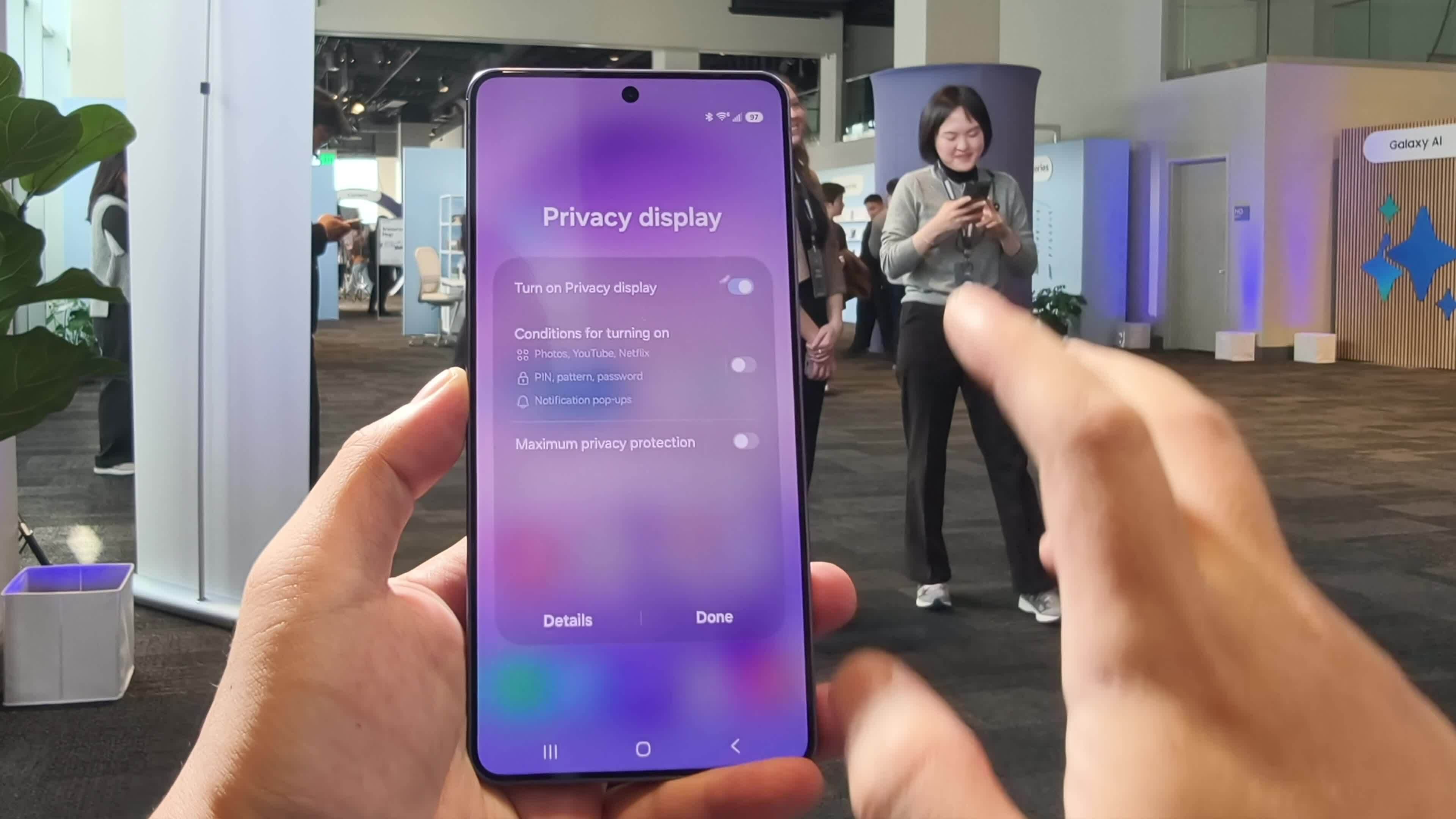 Trải nghiệm màn hình chống nhìn trộm trên Galaxy S26 Ultra